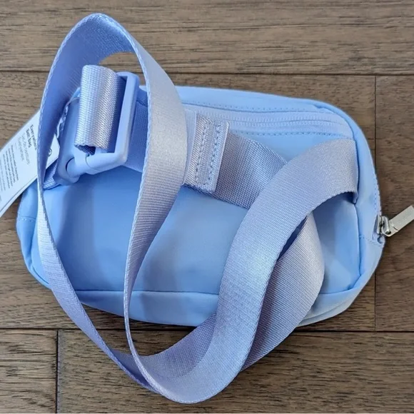 Lululemon Everywhere Belt Bag - 1L NWT Powder Blue - Picture 4 of 5